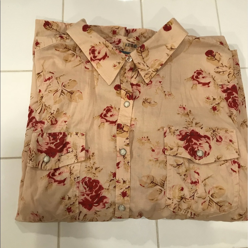 Beautiful Izod button down blouse
